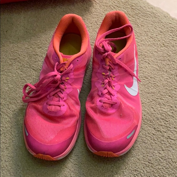 womens nike hot pink shoes